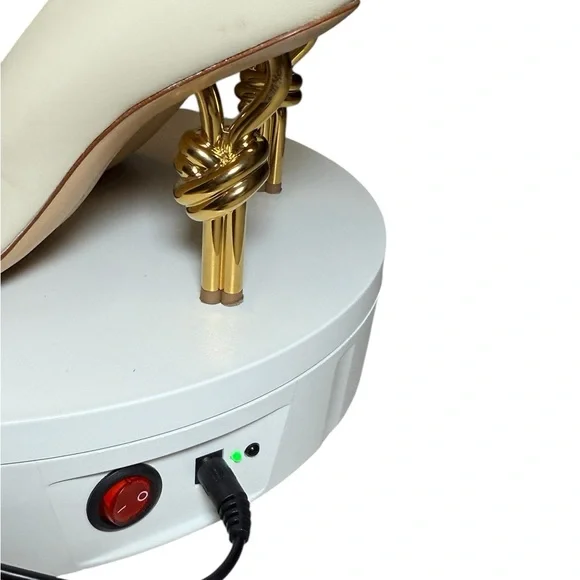 Bottega Veneta knot ivory pump.Statement luxury gold elegant chic unique. $1800 - Picture 7 of 8